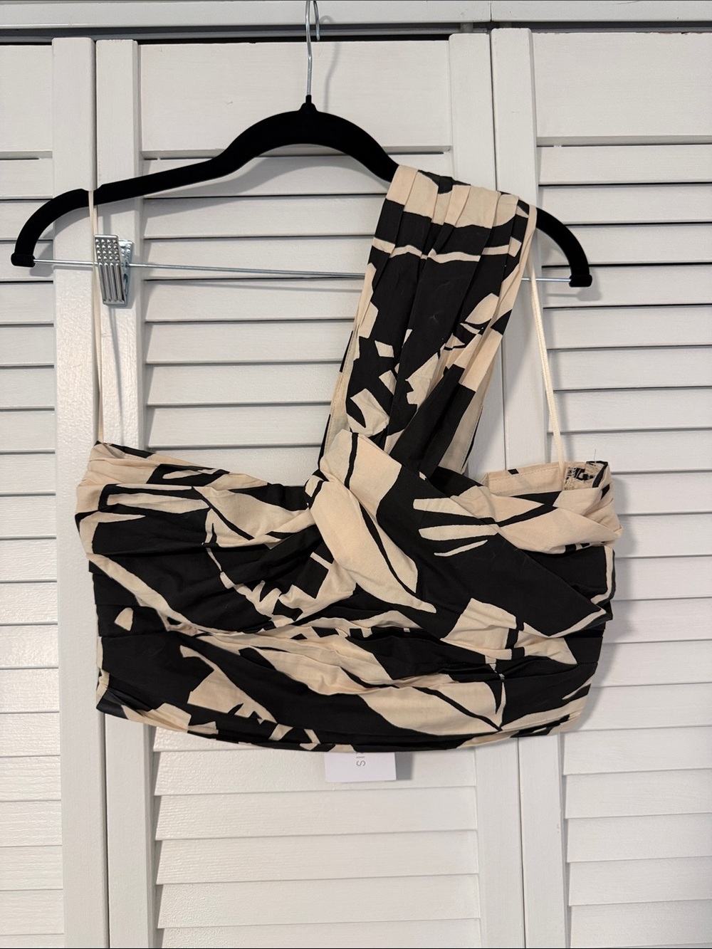 Lucy Paris Black & Cream One-Shoulder Abstract Print Crop Top